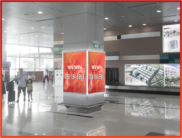 Quảng cáo trên các hộp đèn tại sảnh băng chuyền ga đến Quốc Nội.