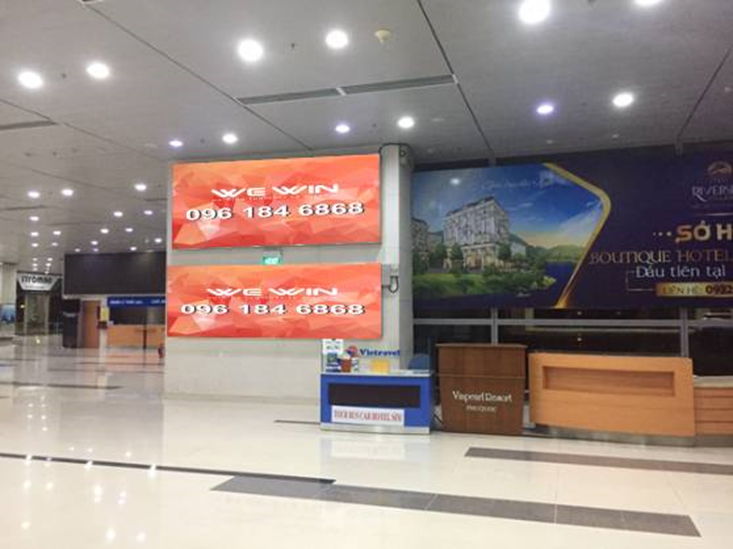 Quảng cáo trên màn hình tại sảnh ga đến Quốc Nội.