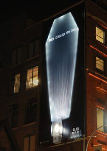 Biển quảng cáo ngoài trời của XBox Alan Wake khi về đêm