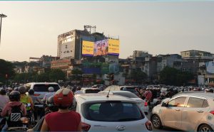 Hình ảnh màn hình LED tại phố Ô Chợ Dừa, Hà Nội