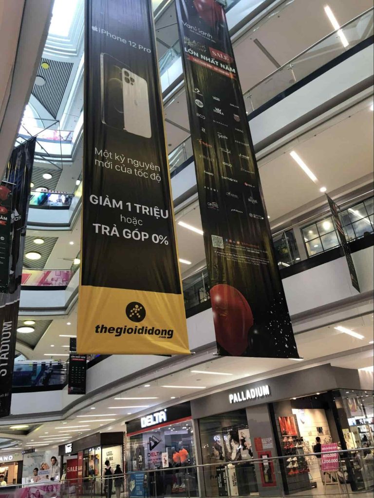 Quảng cáo thả trần (Ceiling Ads) tại Vạn Hạnh Mall