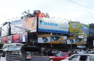 Bảng quảng cáo của Daikin kèm theo chức năng đo nhiệt độ ngoài trời