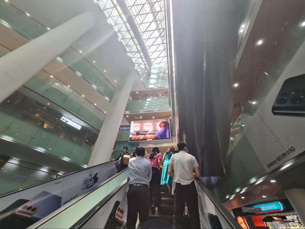 Quảng cáo màn hình LED lớn tại tòa Bitexco Financial Tower