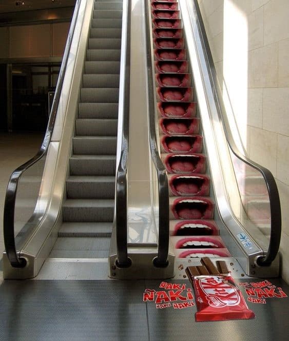 Quảng cáo dán decal trên bậc thang cuốn