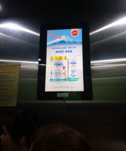 Quảng cáo màn hình Frame bên trong thang máy
