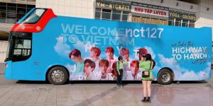 Quảng cáo xe bus hai tầng của fandom nhóm nhạc NCT