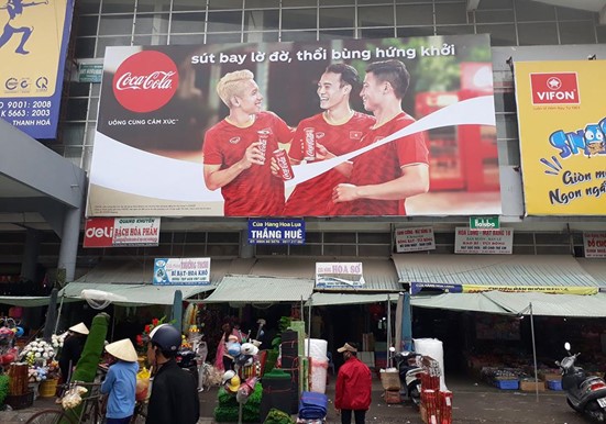 Quảng cáo tại chợ truyền thống của nhãn hàng Coca Cola
