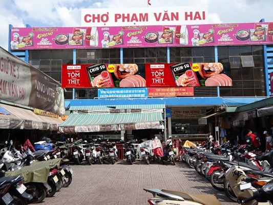 Biển quảng cáo tại chợ Phạm Văn Hai