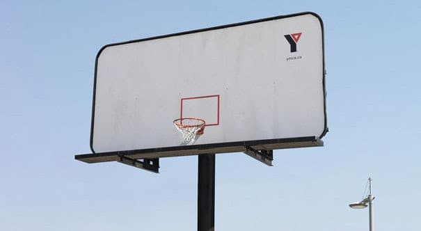 Bảng quảng cáo bóng rổ của YMCA sử dụng hình ảnh động để làm mọi người chú ý đến thương hiệu của mình.