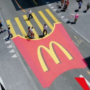 Dùng logo để sáng tạo thay thế vạch kẻ đường của McDonald’s