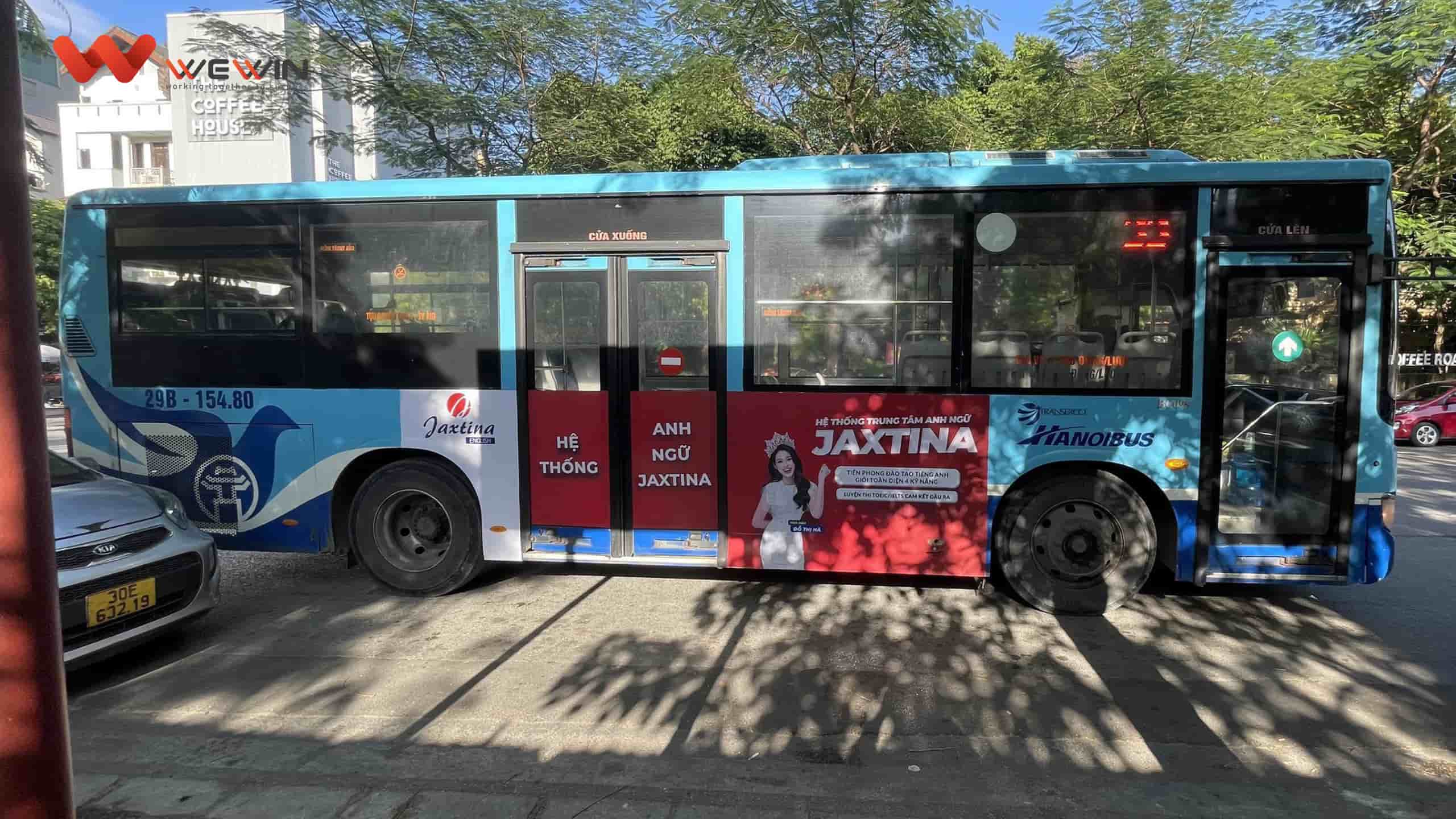 quang cao xe bus jaxtina (1)