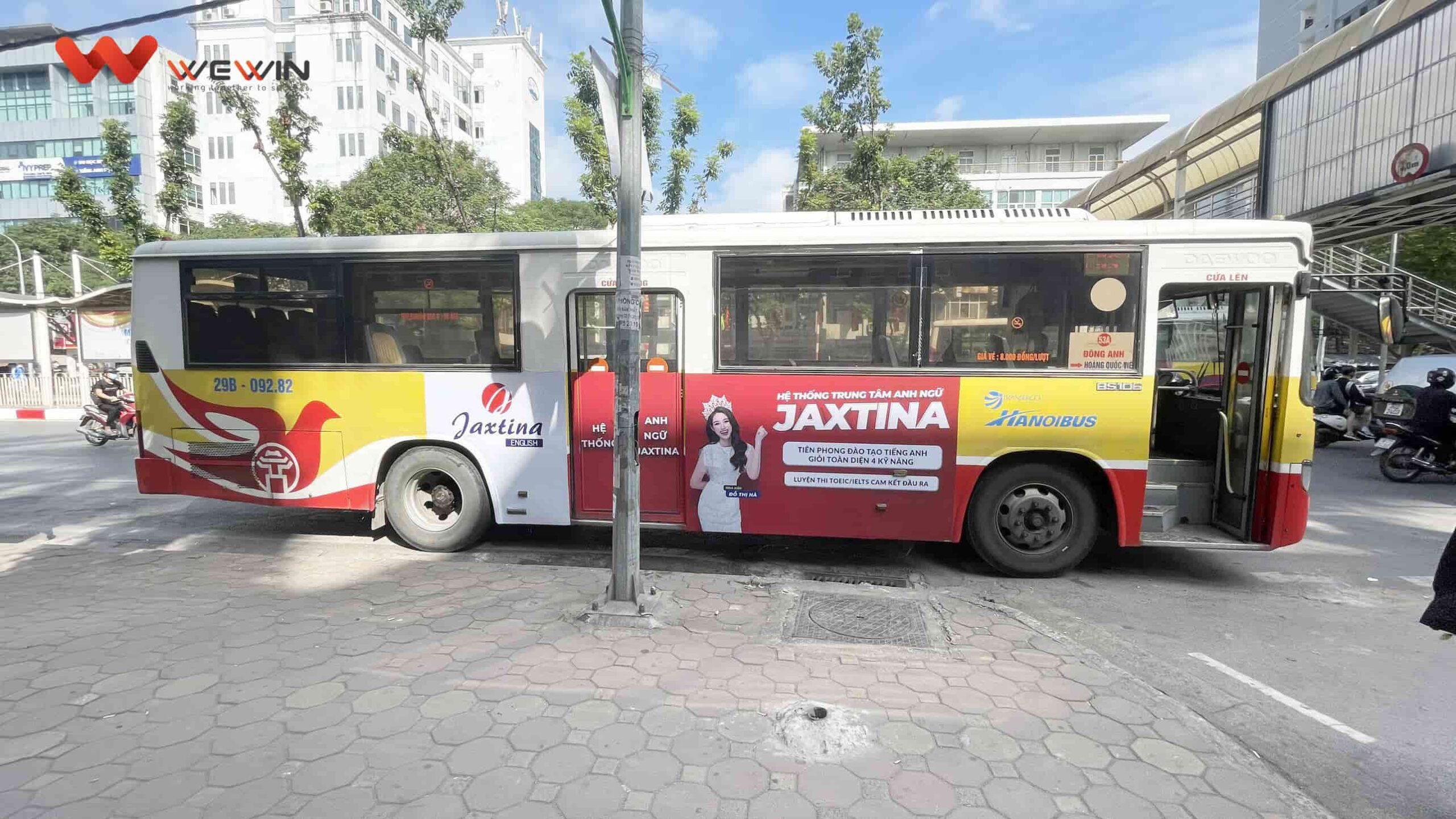 quang cao xe bus jaxtina (4)