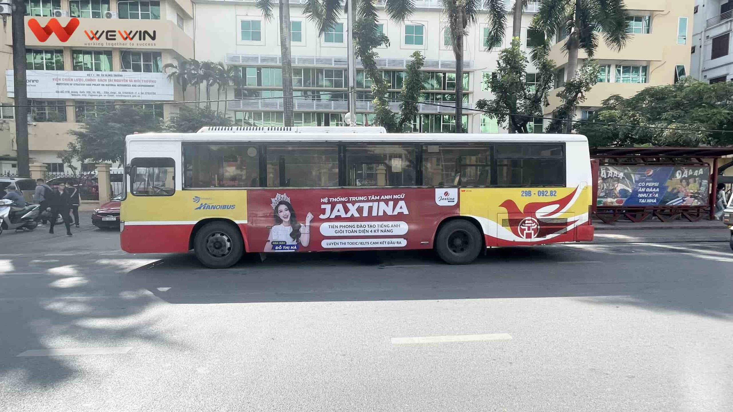 quang cao xe bus jaxtina (7)