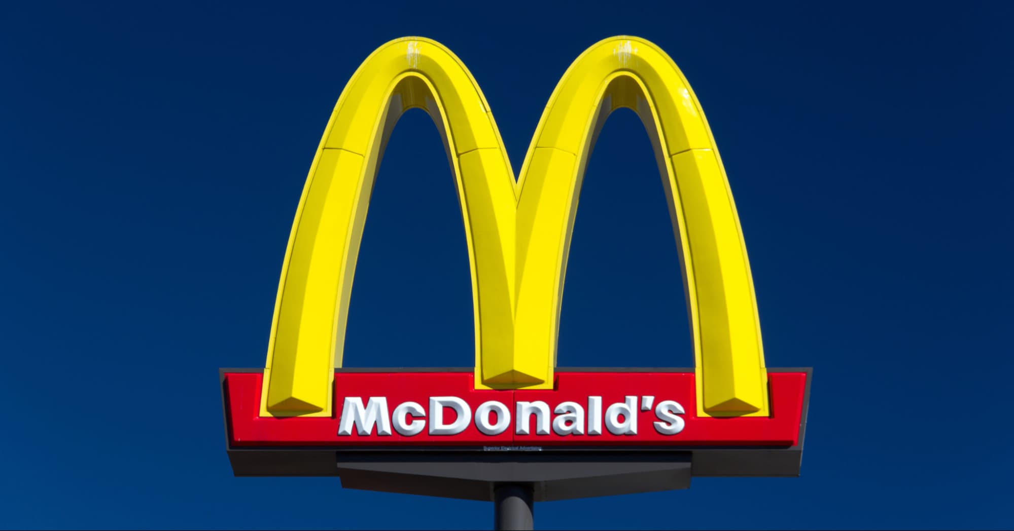 McDonalds tân trang lại bao bì với thiết kế vui tươi và sống động