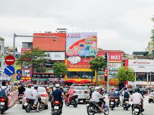 Nội dung quảng cáo trên Pano có thể chi tiết hơn, bao gồm nhiều thông tin hơn so với Billboard