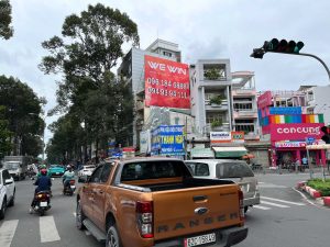 Thời điểm vàng để chạy quảng cáo ngoài trời